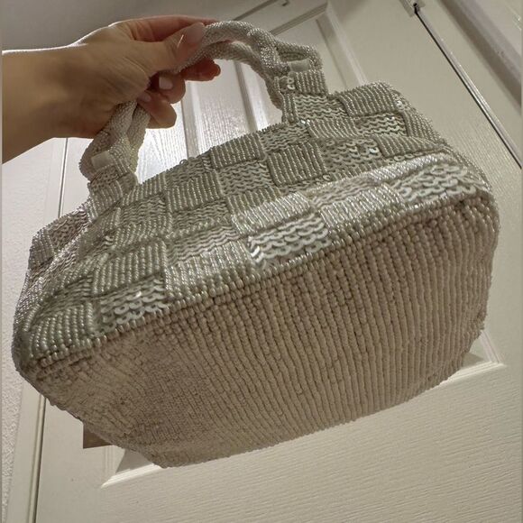 Elegant White and Silver Beaded Handbag - Picture 3 of 4